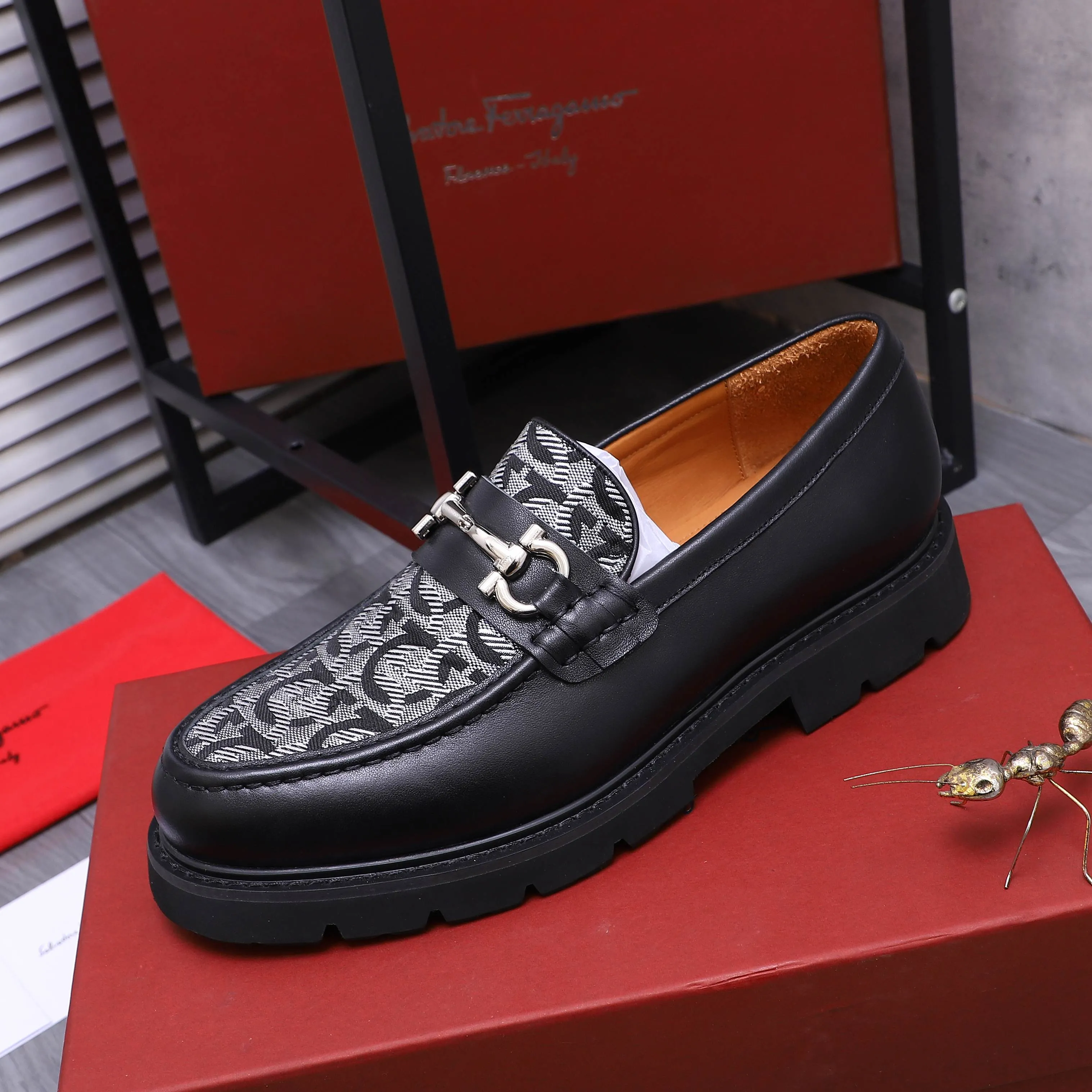 Men's shoes 💰680 Product trademark: Ferragamo " Ferragamo ] Business slip-on leather shoes Regular size: 39-44 (45 is custom-made and non-returnable) Product materials: Selected cowhide stitching woven upper, cowhide lining, original outsole